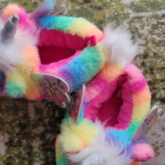 🔥2/15$Bundle&save Fuzzy 🦄Girls 7-8 slippers!! - Picture 4 of 5